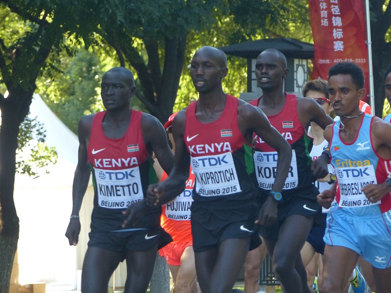 Image exclusive, les Kényans aux trois premières places...quelques secondes après le départ (Photo Q.G)