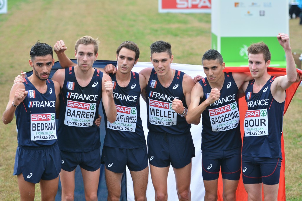 Alexandre Saddedine sur le podium par équipes aux championnats d'Europe de cross chez les espoirs (Photo Jean-Luc Juvin)