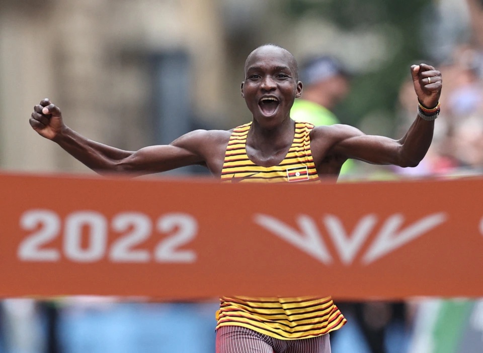 Victor Kiplangat se perd, mais gagne, au marathon des Jeux du Commonwealth